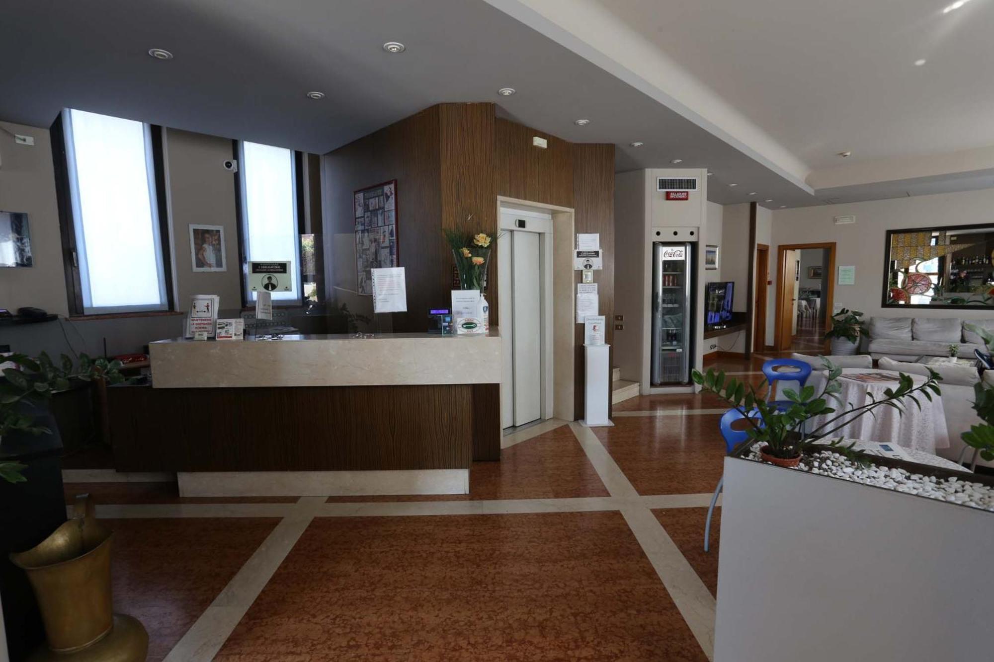 Hotel Roma ブッソレンゴ エクステリア 写真